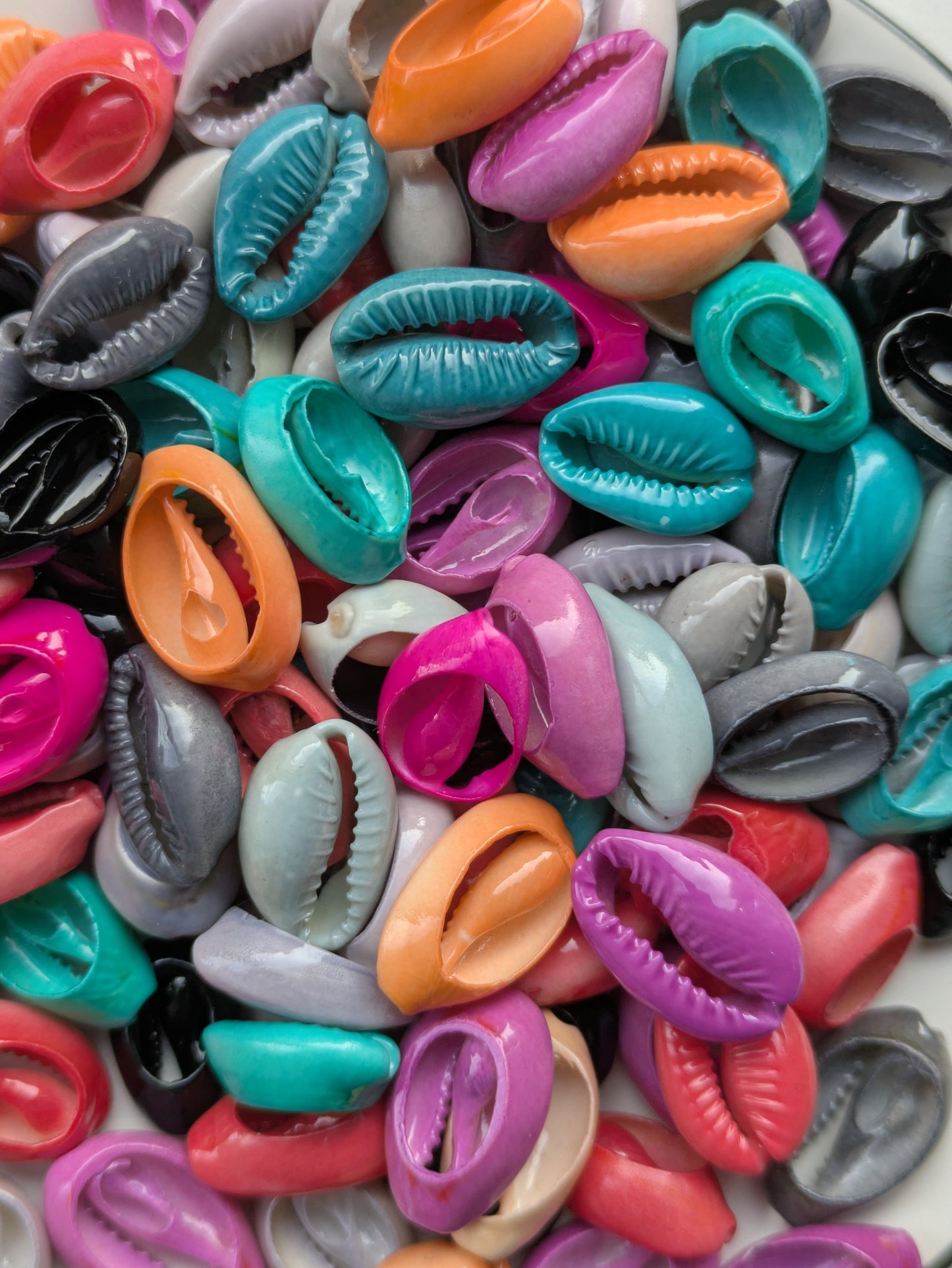 Restant kaurischelp kralenmix gekleurd (125x)
