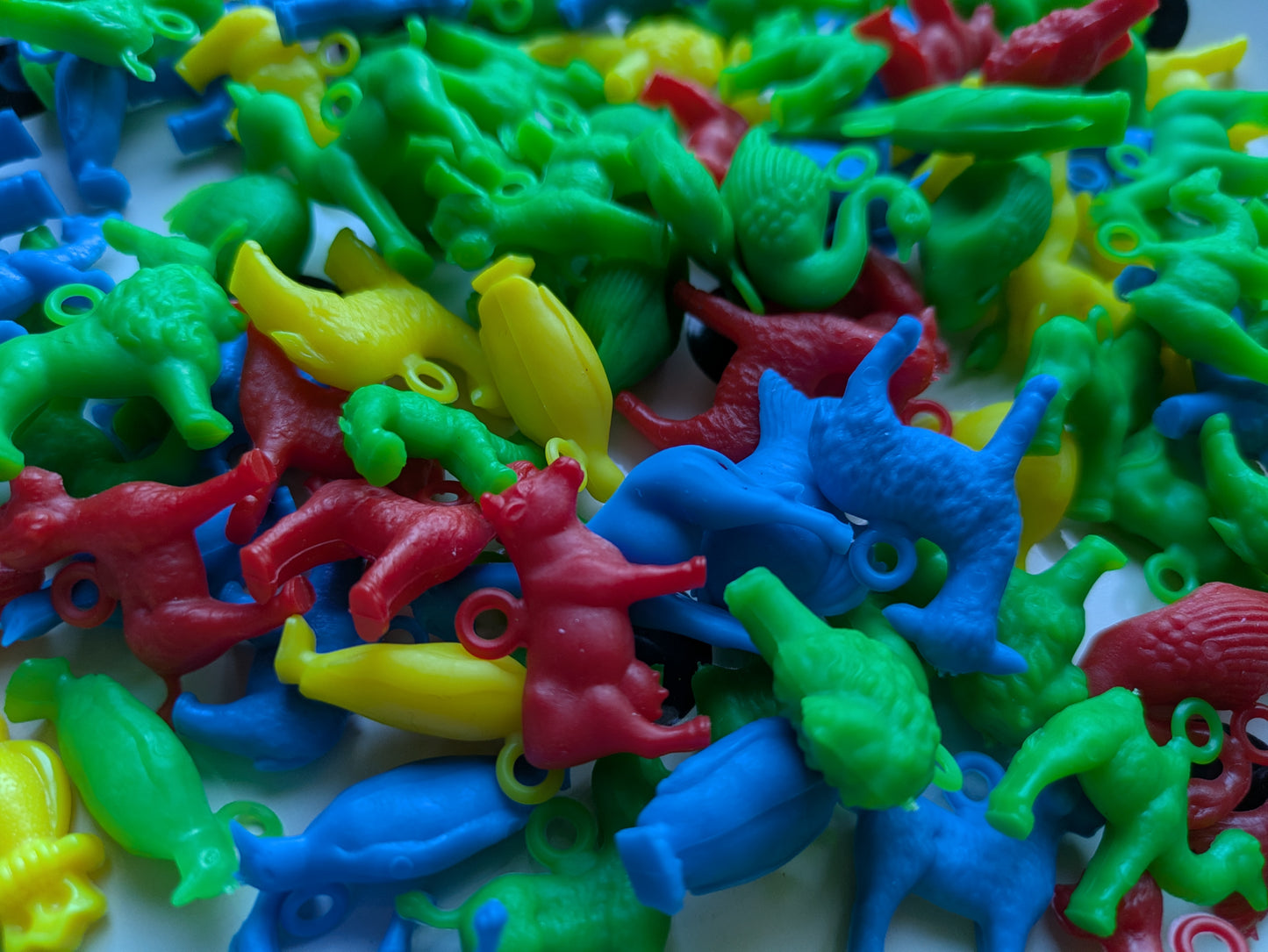 Restant plastic dierenbedels (116x)