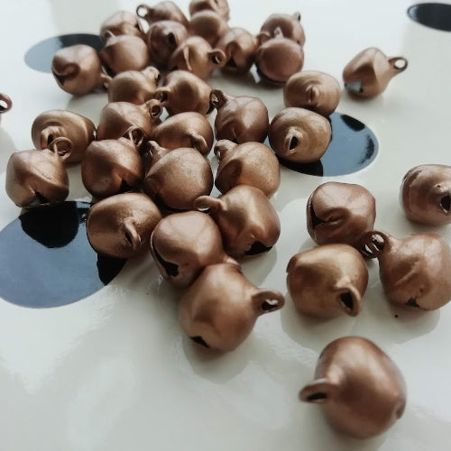 Koper/bruinkleurige belletjes 10 mm (15x)