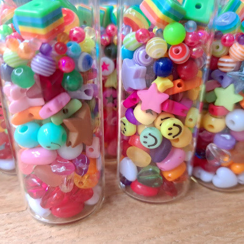 DIY-Flasche mit Perlen und Gummiband