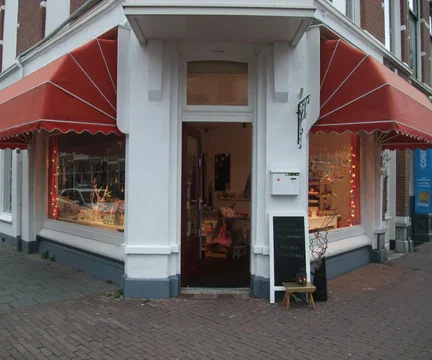 Vooraanzicht gevel winkel in Den Haag